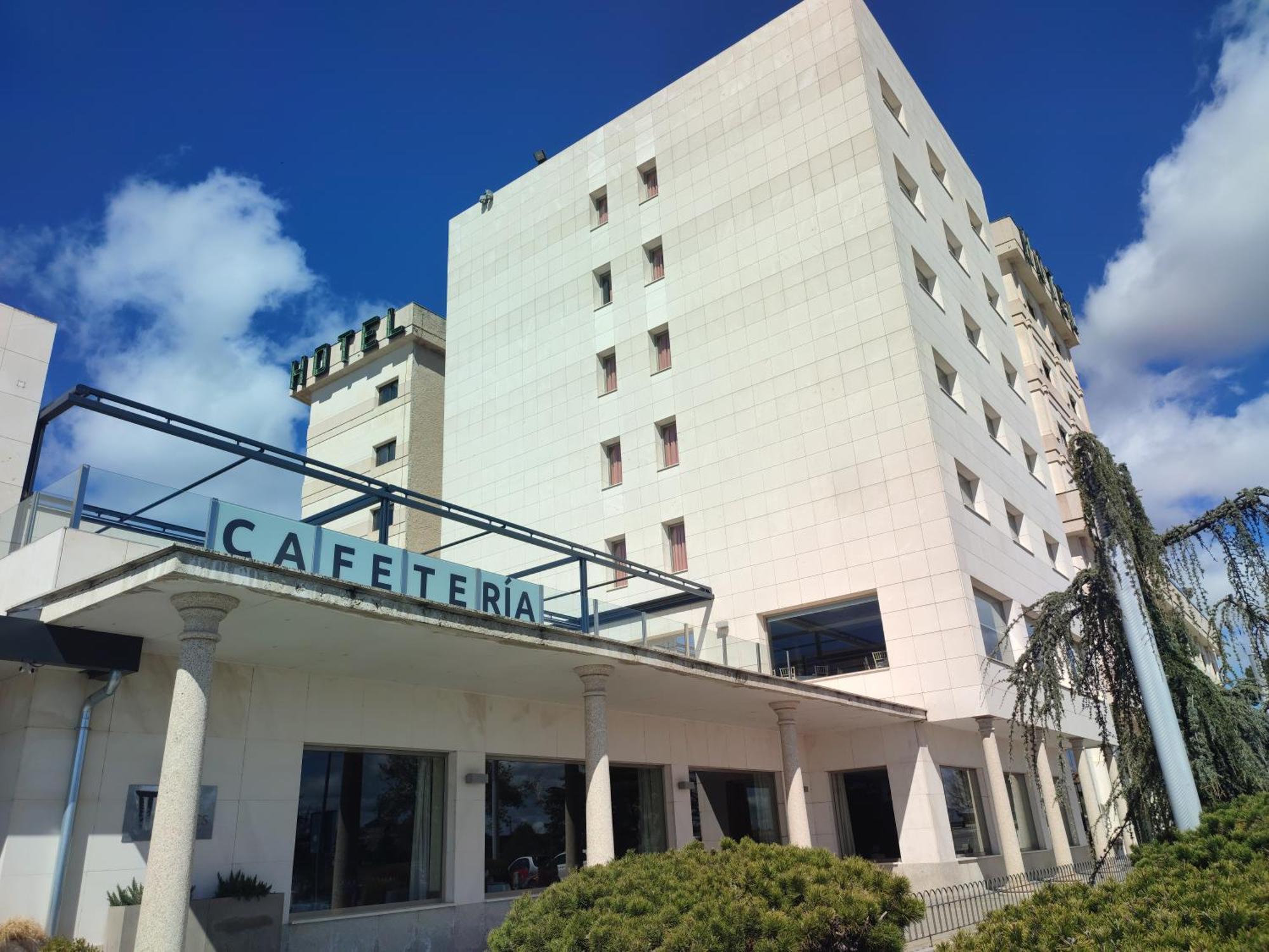 Hotel Sercotel Cuatro Postes Ávila Екстериор снимка