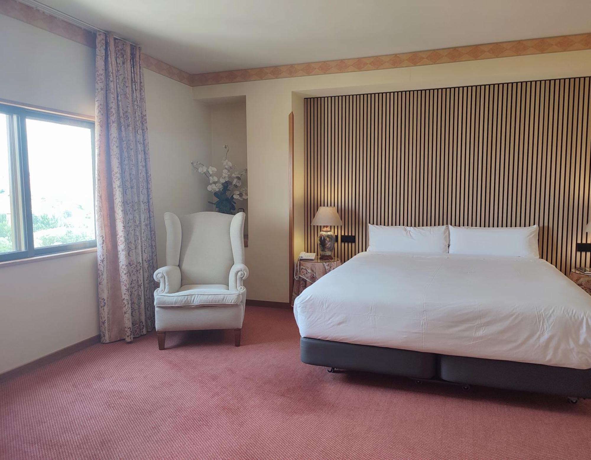 Hotel Sercotel Cuatro Postes Ávila Екстериор снимка
